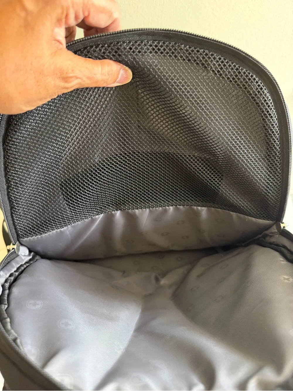 SwissGear Black Backpack with Red Cross Emblem Smart scan
